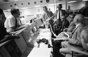Apollo_13_Mailbox_at_Mission_Control-300x195 Lądowanie na Księżycu, prawda czy doskonała mistyfikacja?