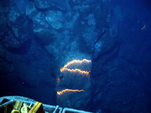 Bands_of_glowing_magma_from_submarine_volcano-300x225 Wulkan Marsili - podwodny olbrzym, który może zniszczyć Włochy