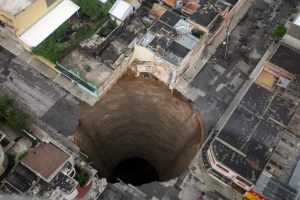 gwatemala-dziura-w-ziemi2-300x200 Tajemnicze dziury w ziemi - sinkhole