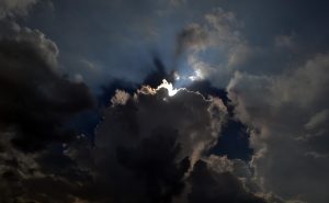 sky-1122416_1280-300x185 Fizyczna obecność Jezusa a cuda eucharystyczne