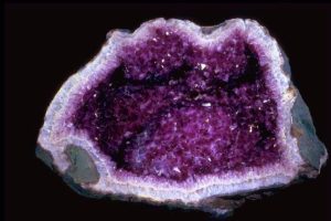 Ametyst-geode-300x200 Magiczne i lecznicze właściwości kamieni