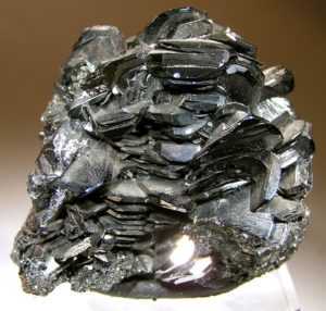 Hematite-48292-300x286 Magiczne i lecznicze właściwości kamieni