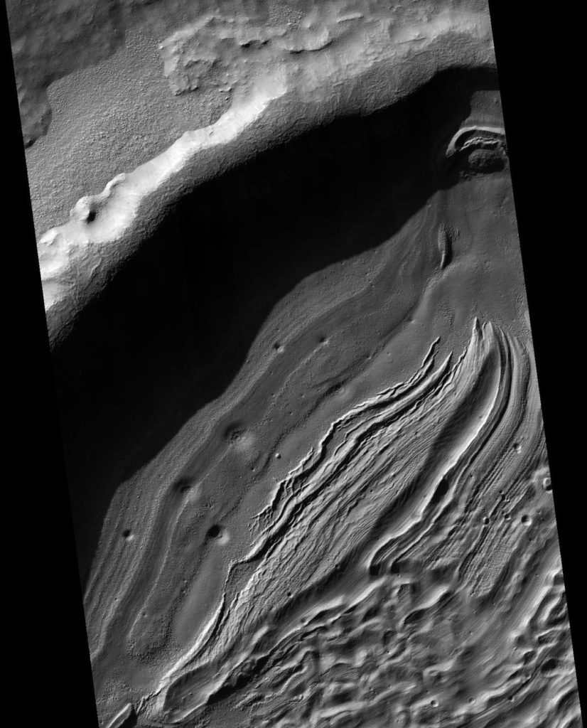 Hellas-Planitia-826x1024 Życie na MARSIE – tajemnice pod powierzchnią planety z sondy MRO